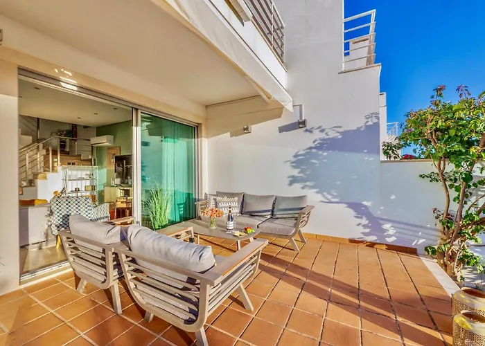 Luxury In Serene Location With Pool & Private Garden Vakantiehuis *