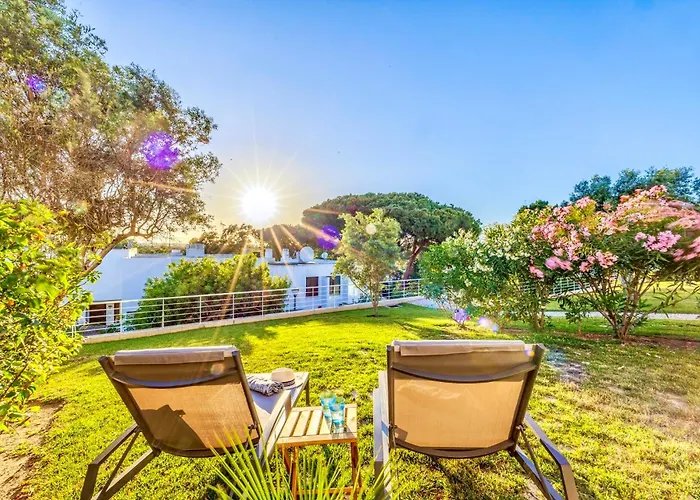 Luxury In Serene Location With Pool & Private Garden Vakantiehuis